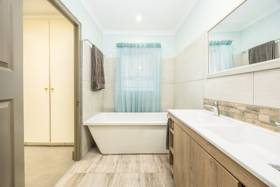4 Bedroom Property for Sale in Vierlanden Western Cape